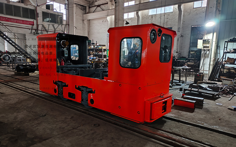 防爆型5噸蓄電池變頻電機車發貨.jpg